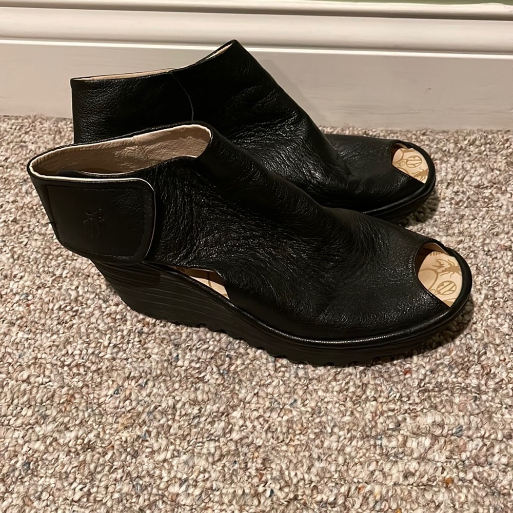 London Fly black leather open toe wedges- size 9